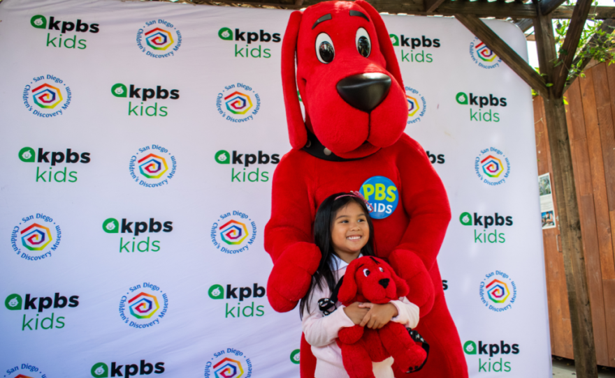 San Diego Children’s Discovery Museum |- KPBS Kids Event - Clifford with a kid taking a photo