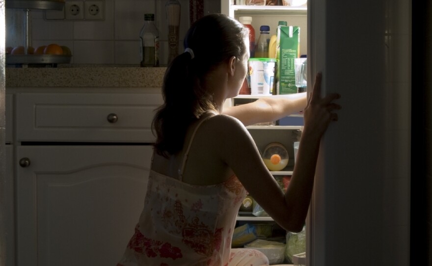 Less sleep equals less self-control when it comes to eating, a new study finds.