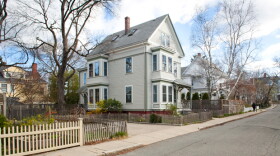 The Cambridge project sits in the densely packed urban neighborhood of Avon Hill. Homeowners Sally and John, along with their two young daughters, must preserve the exterior of their 1887 Victorian-era former two-family house to comply with conservation district standards.