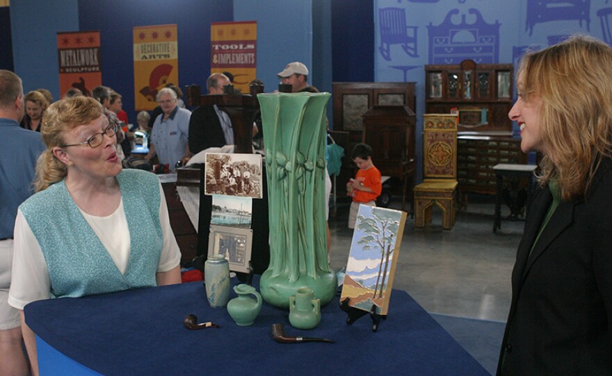 Suzanne Perrault (right) appraises a Teco collection, ca. 1905 in Omaha, Neb.