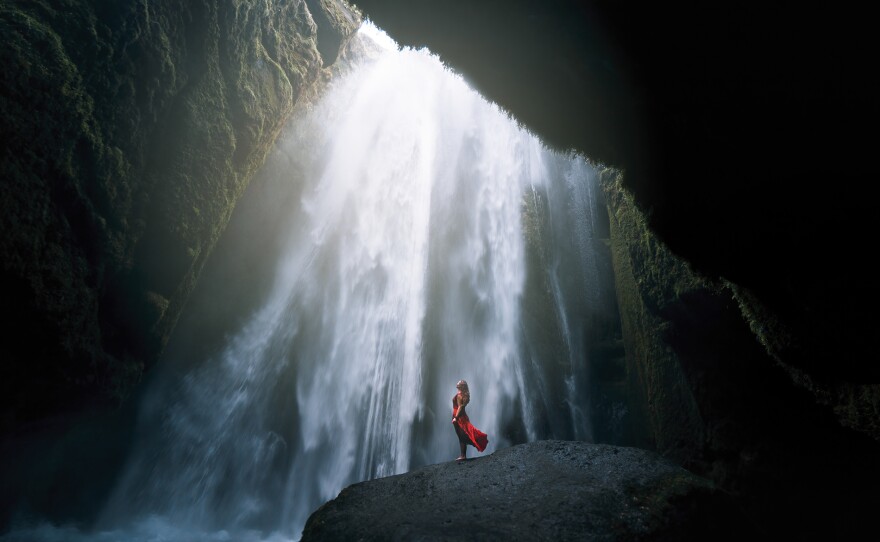 الضوء يصب أسفل. يأخذ فيلم "Tim Janis Our Natural World" المشاهدين في رحلة بصرية مذهلة عبر مناظر طبيعية خلابة متنوعة - من الجبال الثلجية والغابات الغنية إلى السواحل المتلألئة والبحيرات الهادئة.