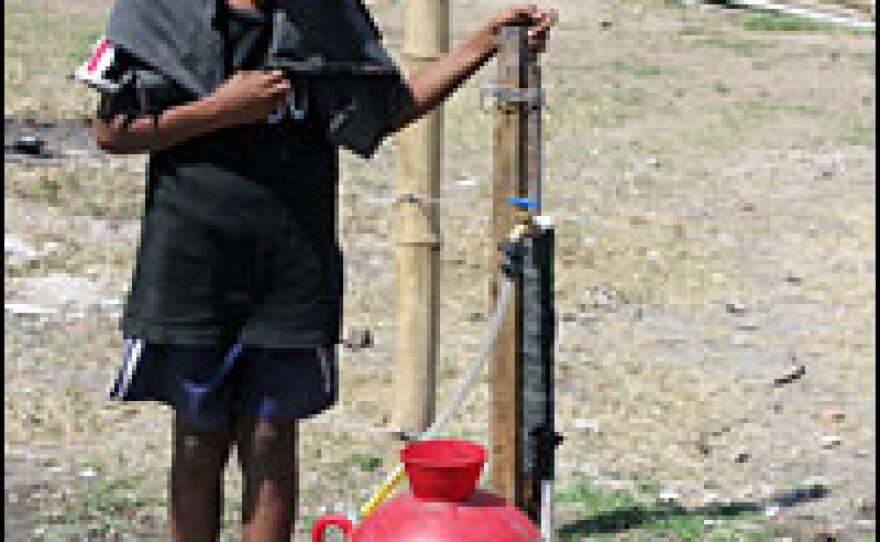 About 1,200 families live in the Gerardo Barrios squatter camp. There are only four water taps. In the early morning and late afternoon, long lines of people wait to fill their jugs and buckets.