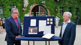 Ken Gloss (right) appraises a 1979 – 1981 Iran hostage archive in St. Louis, Mo. ANTIQUES ROADSHOW “Grant’s Farm, Hour 3” premieres Monday, May 11 at 8/7C PM on PBS.