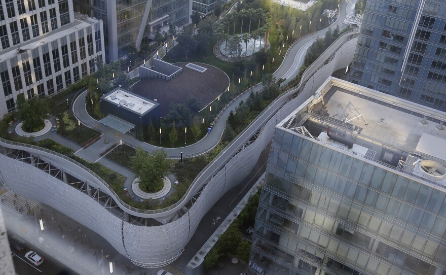 One month after it opened, the Salesforce Transit Center complex has shut down in downtown San Francisco, as engineers examine a crack in a steel beam.