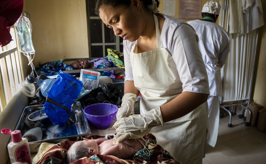 A newborn is attended to just after delivery in a Nigerian hospital. In 2015, 34 Nigerian newborns out of every 1,000 died before they were 28 days old.