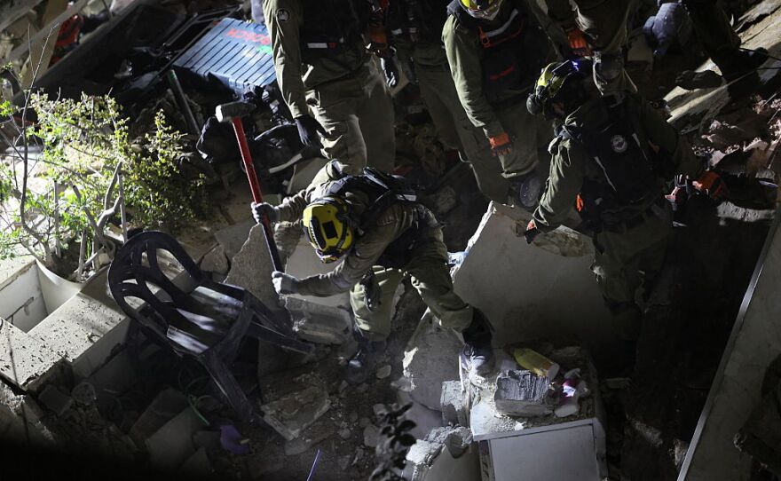 İsrail arama kurtarma ekipleri, 5 Nisan 2026'da kuzeydeki Hayfa kentinde İran saldırısı sonucu yıkılan bir konut binasının enkazında çalışıyor.