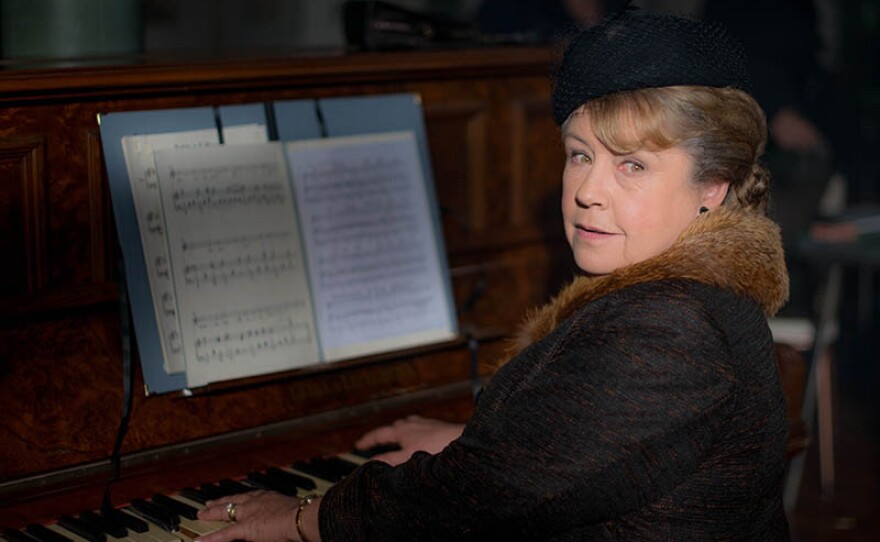 Noni Hazlehurst as Elizabeth Bligh. 