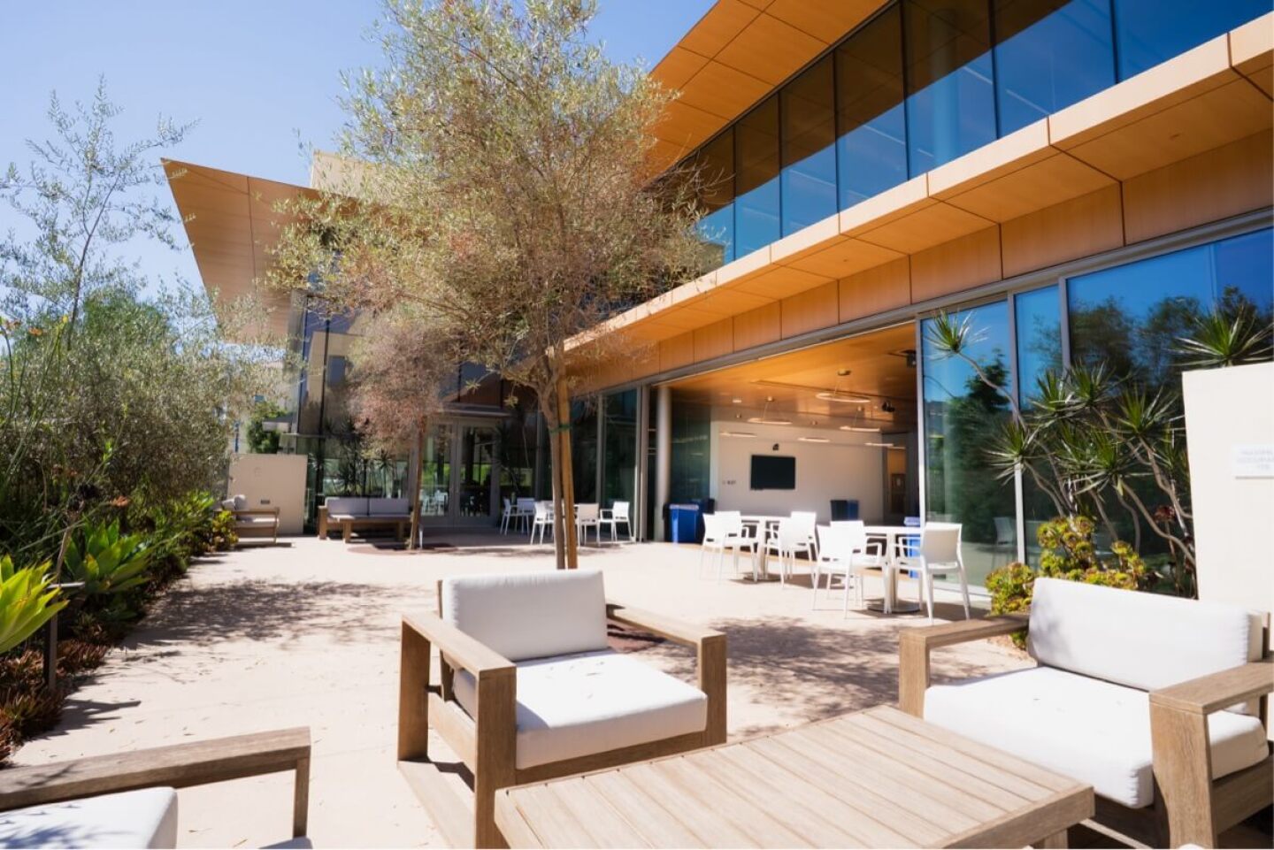 The added flexibility with our outdoor patio is perfect for receptions, breakouts, or catering needs