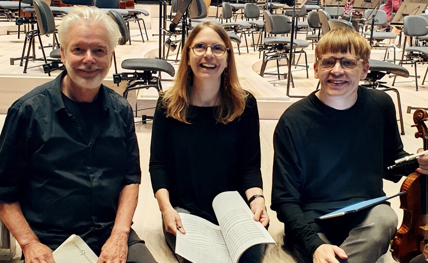 Anna Clyne at a rehearsal in 2023 for her violin concerto Time and Tides, with soloist Pekka Kuusisto (right) and conductor Jukka-Pekka Saraste.