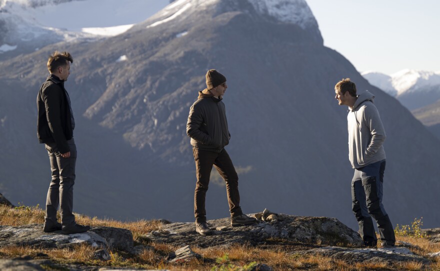 I absolutely love this shot of Roman (Kieran Culkin), Kendall (Jeremy Strong) and Matsson (Alexander Skarsgård). The three of them look so puny in front of this amazing mountain they don't care about.