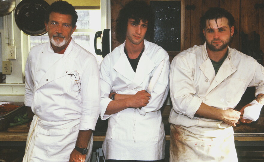 Antonio Banderas is the chef of a restaurant where he oversees Dominic Sessa as Tony and Leo Woodall as Sal.