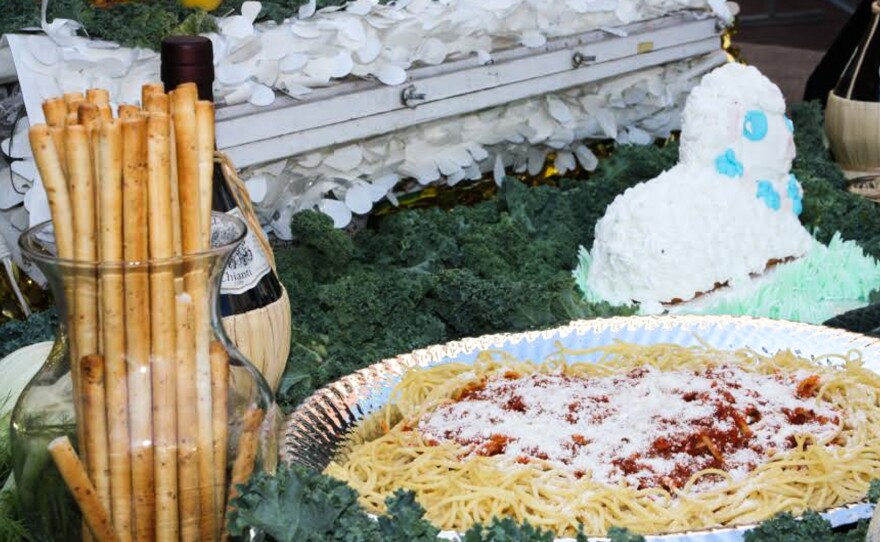 Pasta Con Sarde is a spaghetti dish made with anchovies and sprinkled with breadcrumbs, which symbolize sawdust — a tribute to Joseph's career as a carpenter. Frosted white lamb cakes are also traditional.