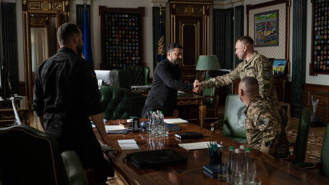 In this photo provided by the Ukrainian Presidential Press Office, Ukrainian President Volodymyr Zelenskyy, center, shakes hands with new commander-in-chief of Ukraine's Armed Forces Mykhailo Drapatyi during their meeting in Kyiv, Ukraine, Monday, July 20, 2026. (Ukrainian Presidential Press Office via AP)