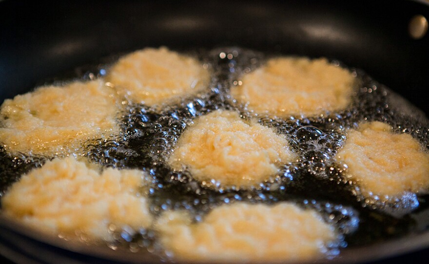 Frying latkes