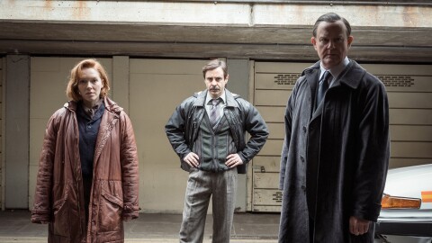 Six armed men steal £26m worth of gold from the Brink's-Mat security depot and set about trying to dispose of the bullion. DCI Brian Boyce sets up a task force to investigate. Shown L-R: Nicki Jennings (Charlotte Spencer), Tony Brightwell (Emun Elliott), Brian Boyce (Hugh Bonneville).