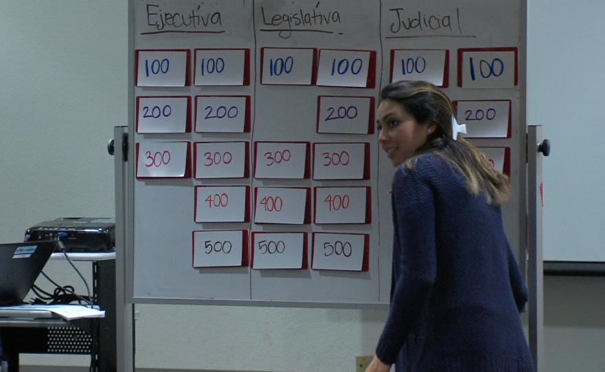 A California State University San Marcos volunteer leads a Cultivando Liderazgo workshop that helps immigrants prepare for the U.S. citizenship test, March 2, 2016.