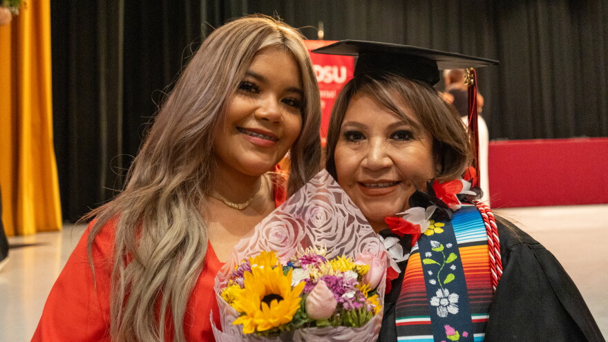 Carolina Flores y su madre en la ceremonia de graduación de Building Bridges 2025 en Mexicali.