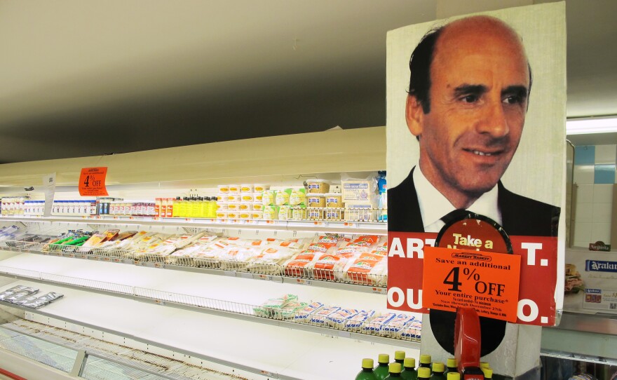 Rank-and-file Market Basket employees show support for ousted CEO Arthur T. Demoulas.