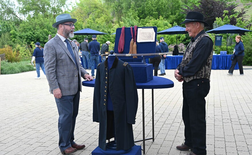 Jeff Shrader (left) appraises a Civil War USCT Officer’s Group, in Boise, Idaho. ANTIQUES ROADSHOW “Idaho Botanical Garden, Hour 3” premieres Monday, April 17 at 8/7C p.m. on PBS.