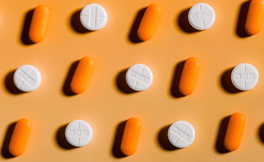 Alternating between acetaminophen and an NSAID like ibuprofen can be safe and effective for pain management.