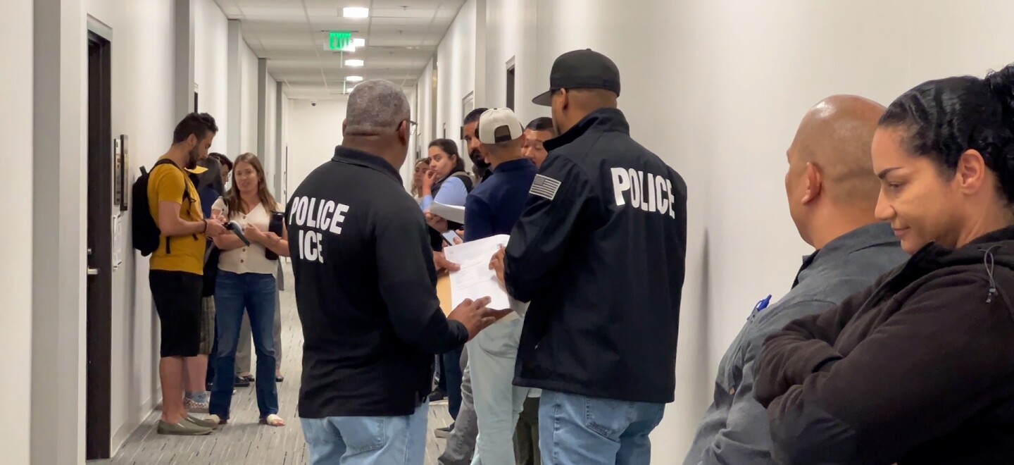 Agentes de ICE irrumpen en el tribunal de inmigración de San Diego,  arrestando a personas después de sus audiencias | KPBS Public Media