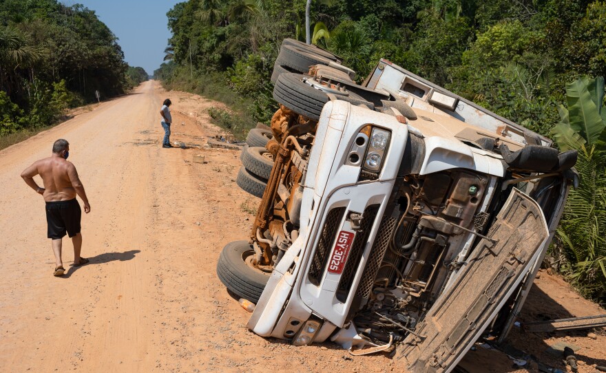 An overturned truck on highway BR-319 on Sept. 25.