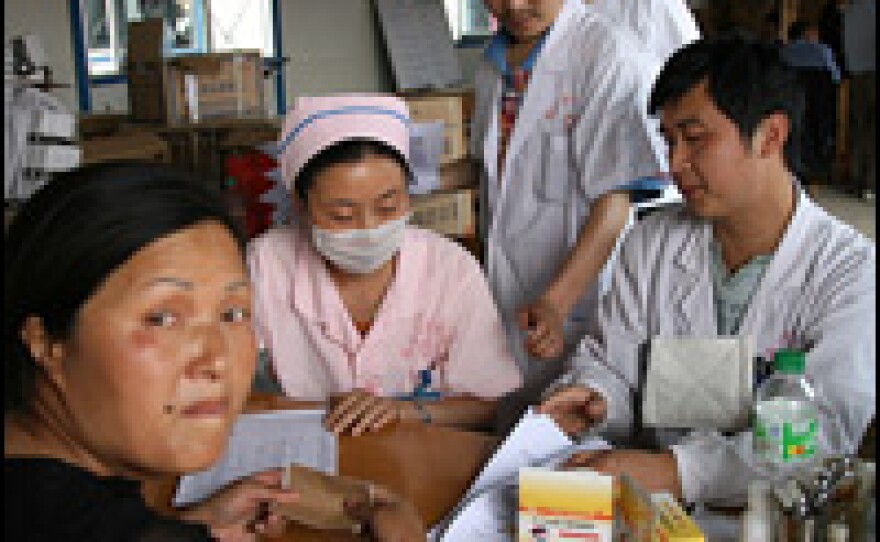 Dr. Yang Rensong meets with patient Wang Xiangying, who is suffering from back pain.