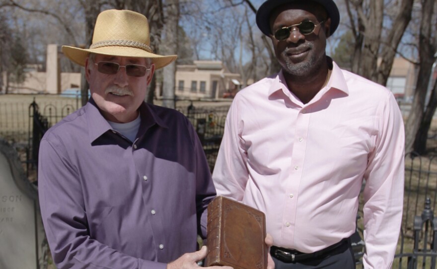 Charles Burns asks History Detectives host Tukufu Zuberi to find out whether this antique biography of frontiersman Kit Carson has a tangible connection to Kit Carson’s family.