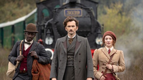 Ibrahim Koma (PASSEPARTOUT), David Tennant (PHILEAS FOGG) and Leonie Benesch (ABIGAIL “FIX” FORTESCUE) in MASTERPIECE: AROUND THE WORLD IN 80 DAYS.