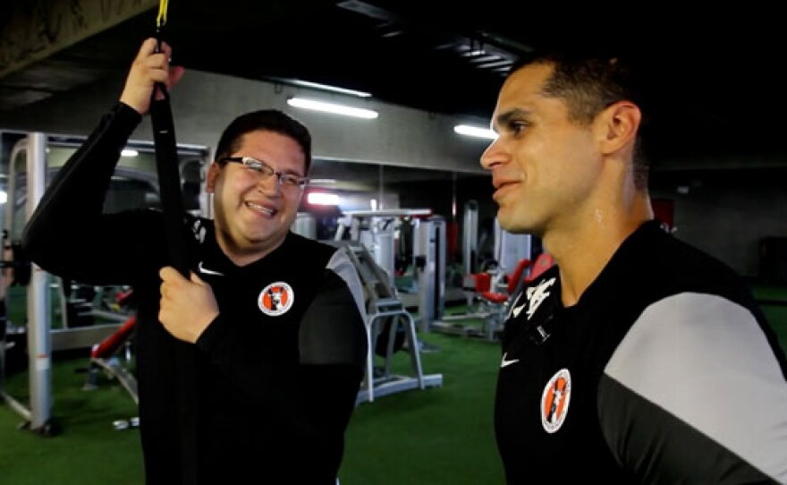 Host Jorge Meraz interviews the Xolos Tijuana soccer team's strength and fitness trainer.