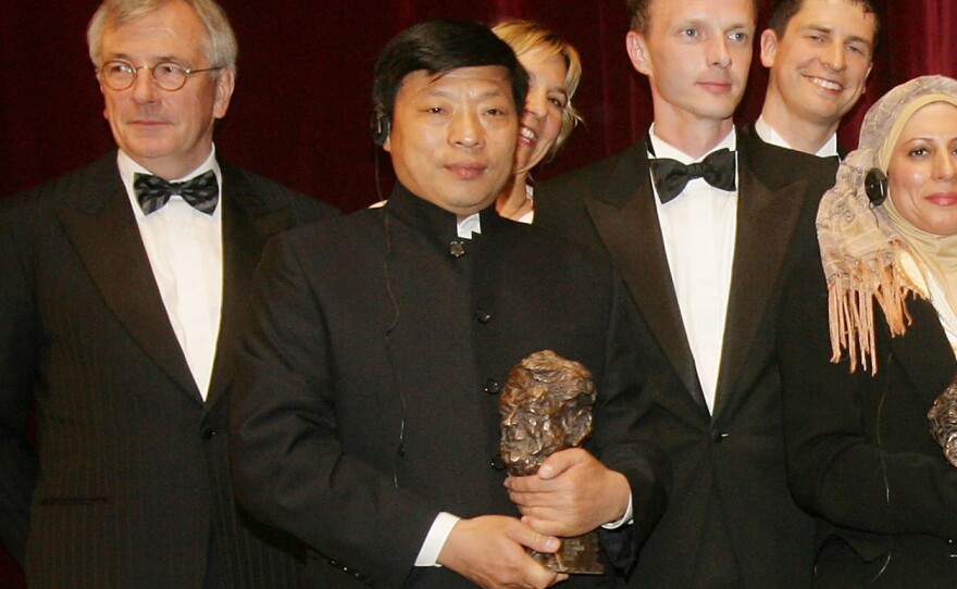Lu Guang holding his Henri Nannen Award in 2008 in Hamburg, Germany.