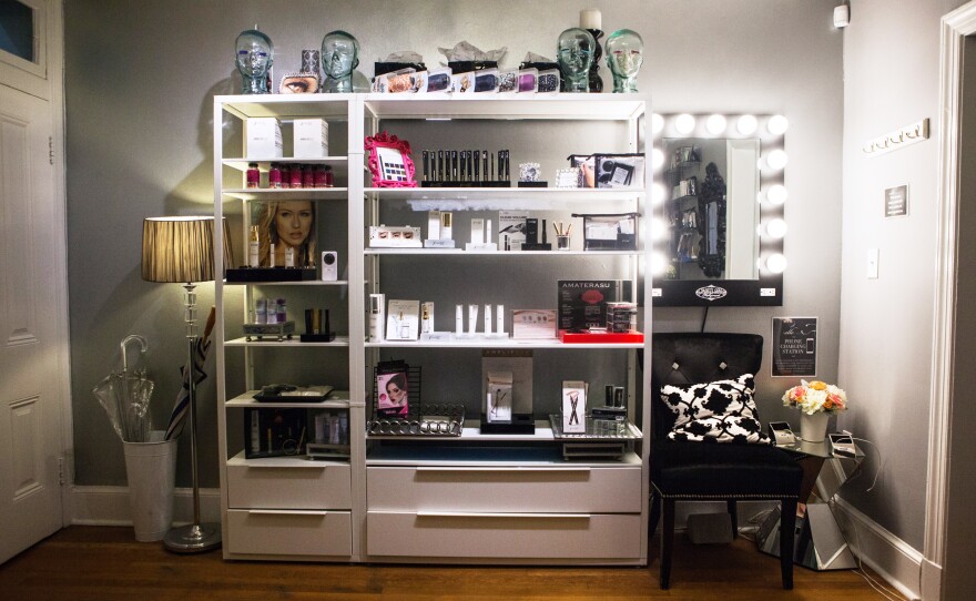 Elle Lash Bar offers lash extensions, lash tinting, eyelash perming, and more.