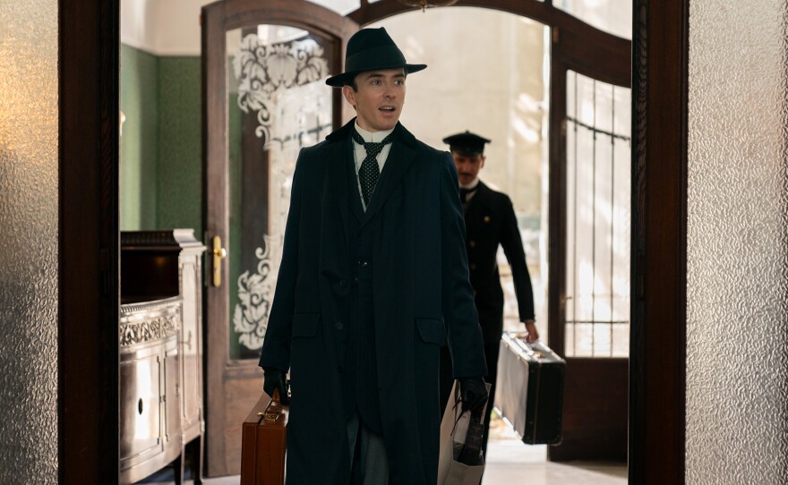 Max Liebermann (Matthew Beard) arrives home after a lecture tour of America. VIENNA BLOOD Season 4