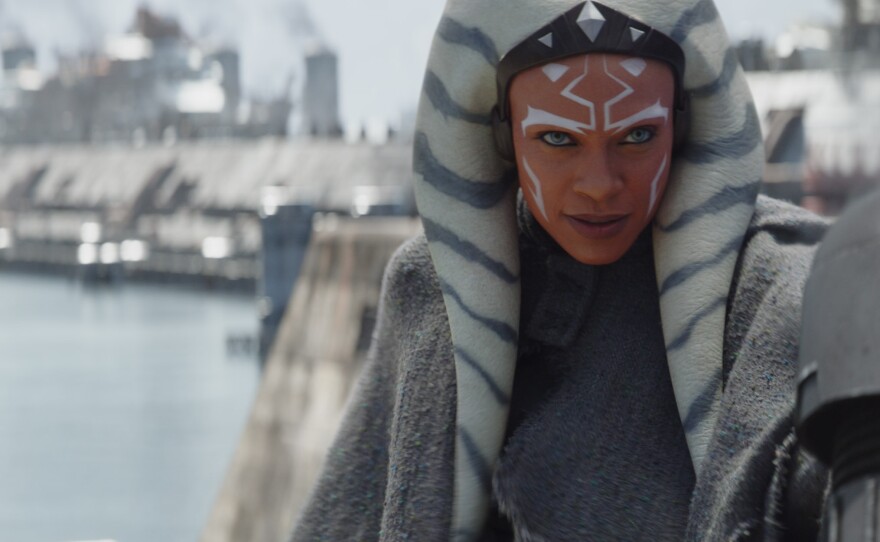 Rosario Dawson's Ahsoka Tano defeats a battle droid.