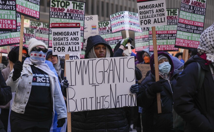 Sonia Rosa Sifore y otros manifestantes en Chicago, protestando contra las políticas del presidente Donald Trump, el 20 de enero del 2025. (AP foto/Erin Hooley)