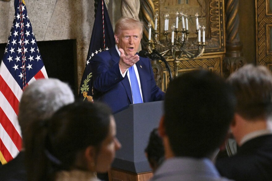 El presidente Donald Trump habla en Mar-a-Lago, en Palm Beach, Florida, el martes 18 de febrero de 2025. (Pool vía AP)