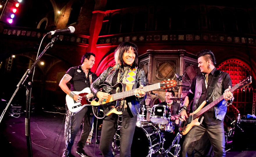Buffy Sainte-Marie (center)