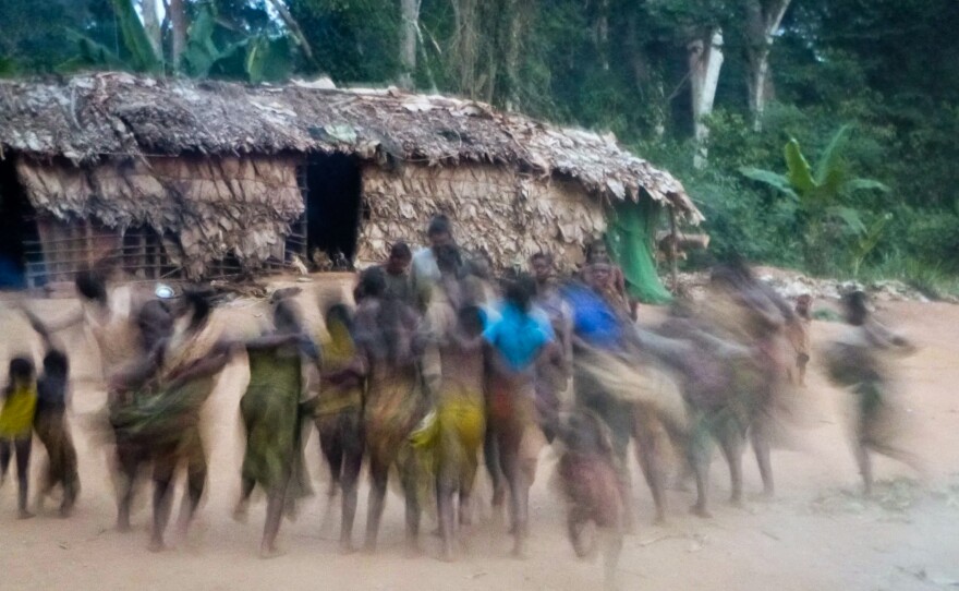 In this hunter-gatherer society in the Republic of Congo, alloparents — "other parents" from the family and community — help care for the kids.