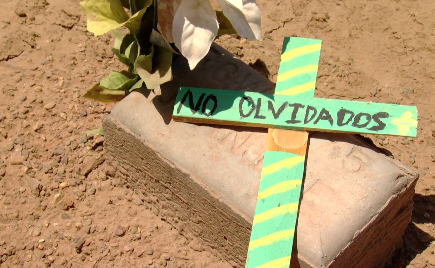 A memorial cross says, "We don't forget," in Spanish at Terrace Park Cemetery, June 27, 2016. 