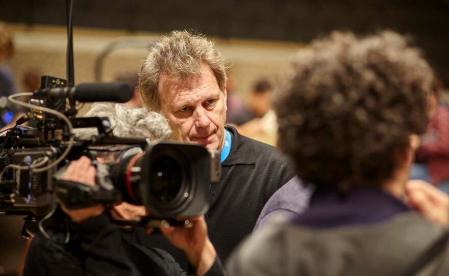 Director Ted Braun filming "¡Viva Maestro!"