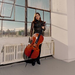 Folk Auras: Thayer Plays Berg Violin Concerto