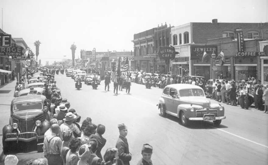16-24 Parade on the 200 block of North Hill Street. c1946.jpg