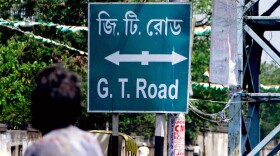 A sign directs travelers to the start of the Grand Trunk Road in Calcutta.