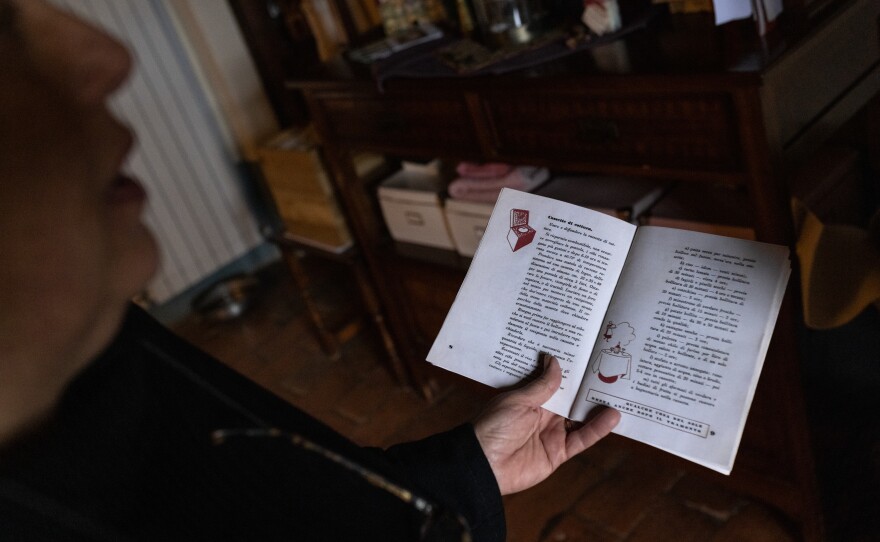 Gloria Lucchesi shows the booklet where she found the instructions for building the cooking boxes. The booklet belonged to her grandmother who used it to save energy during World War II.