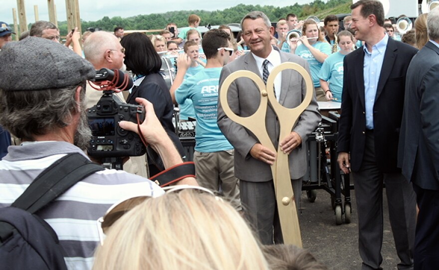 Rick Skinner, mayor of Williamstown, cutting the ribbon for the Ark Encounter. Williamstown, Ky.
