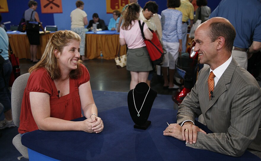 Peter J. Shemonsky (right) appraises an emerald & diamond necklace, ca. 1900, in Orlando, Fla. ANTIQUES ROADSHOW “Vintage Orlando, Hour 2” airs Monday, Feb. 15, 2021 at 8/7C PM on PBS.