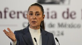 La presidenta de México, Claudia Sheinbaum, da su conferencia de prensa matutina en el Palacio Nacional, en Ciudad de México, el 2 de octubre de 2024. (AP Foto/Fernando Llano, Archivo)