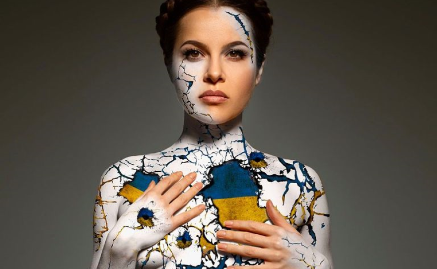 Yuliana depicts the unbreakable spirit of Ukraine in this work.