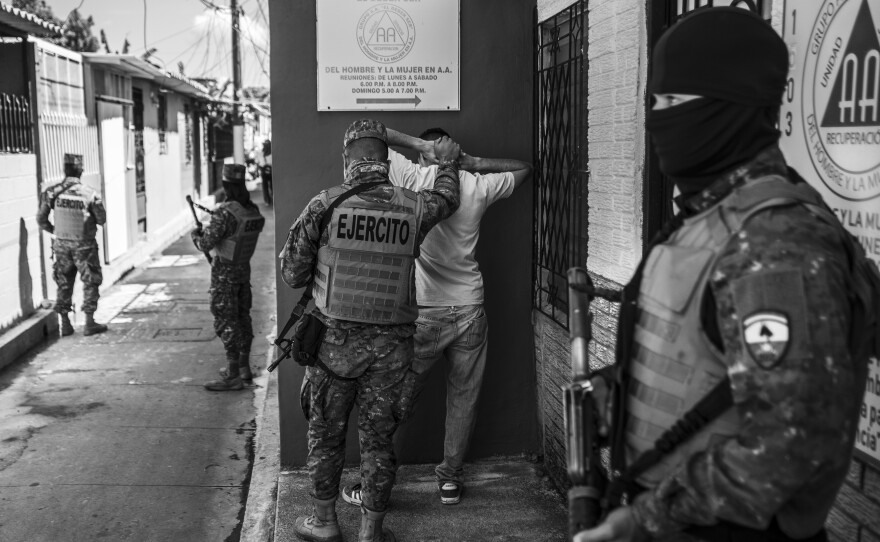 Salvadoran security forces captured dozens of young people in Las Margaritas, a neighborhood in Soyapango, and took them to jail. Las Margaritas is stigmatized by its being under the control of MS-13, a criminal gang.
