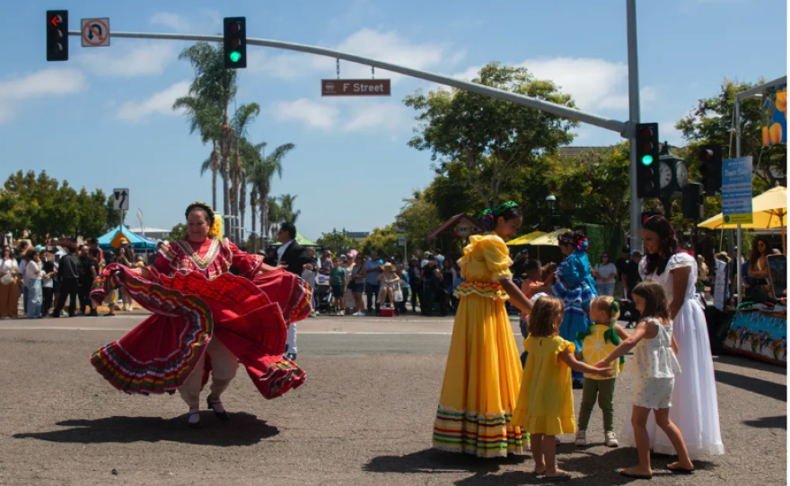 Bailarines de ballet folklórico se presentan con los asistentes al 28.º Festival Anual del Limón en la Tercera Avenida de Chula Vista el 16 de agosto de 2025. Foto de Adriana Heldiz.